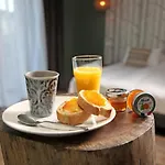 Apartmanhotel Chateau De Tauzies, The Originals Relais 4*