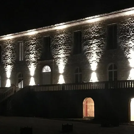 Apartmanhotel Chateau De Tauzies, The Originals Relais