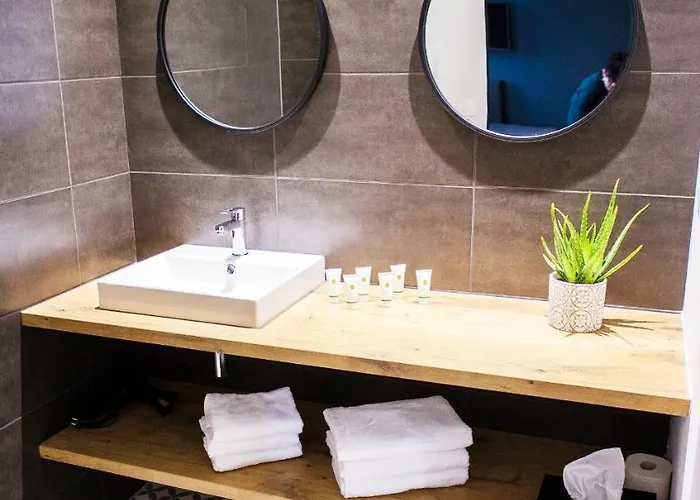 Chateau De Tauzies, The Originals Relais Apart Otel 4*